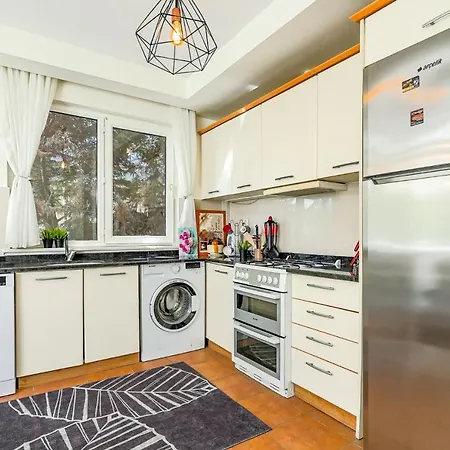Charming Oasis With Balcony 3 Min To Apartment