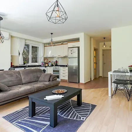 Charming Oasis With Balcony 3 Min To