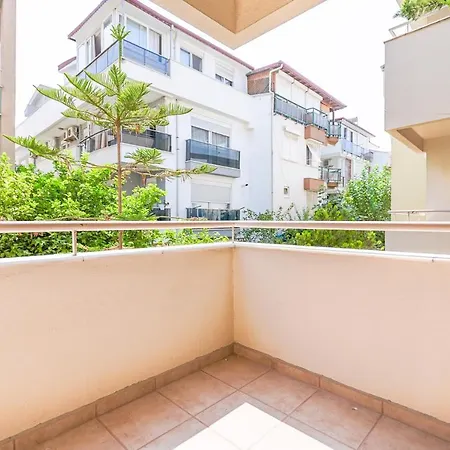 Charming Oasis With Balcony 3 Min To