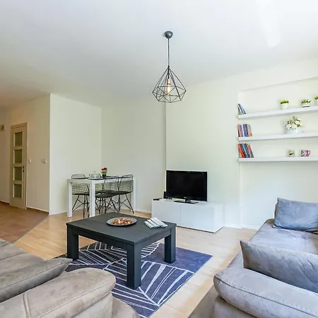 Charming Oasis With Balcony 3 Min To Apartment *