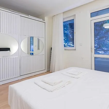 Apartment Charming Oasis With Balcony 3 Min To *