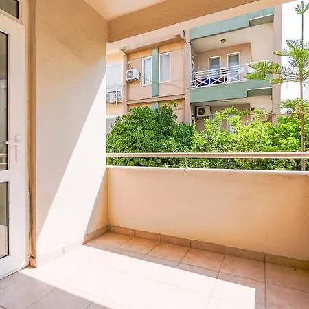Charming Oasis With Balcony 3 Min To *