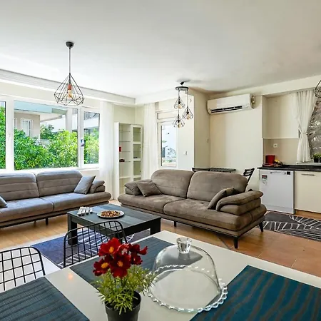 Charming Oasis With Balcony 3 Min To Apartment